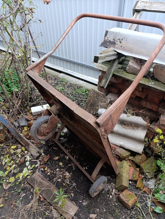 Тележка хозяйственна,тяжола,на трьох прорезинених колесах.