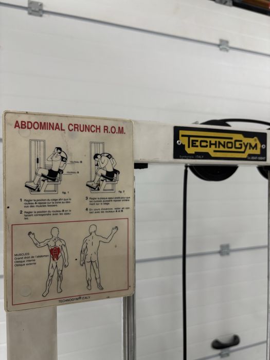Atlas do cwiczeń na brzuch scyzoryk  Technogym
