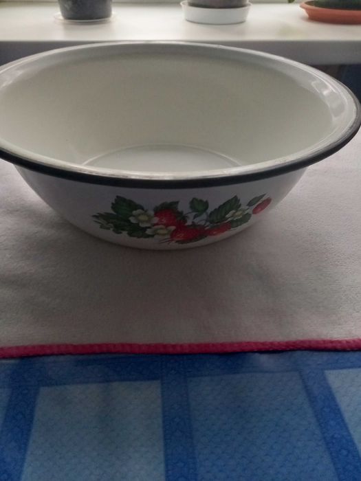 Продам миску эмалированную.
