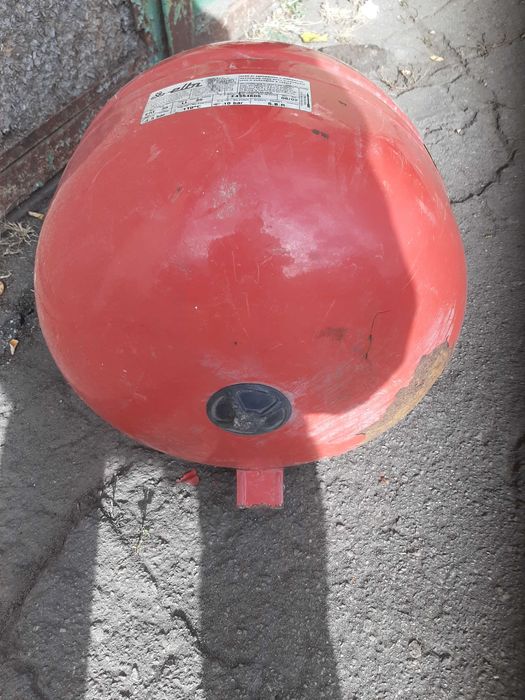 Подам расширительный бачок