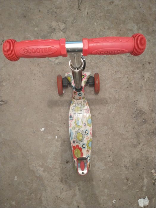 Hulajnoga trzykołowy. Świecące koła.