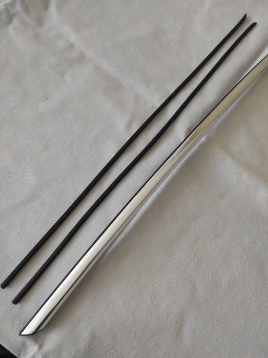 Уплотнитель БМВ е38,передний, новый, на хром модинг