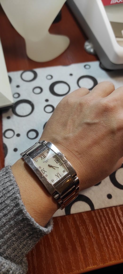 Продам женские швейцарские часы Tissot с бриллиантами