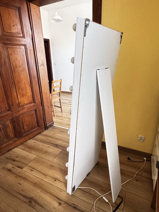 Lustro stojące z podświetleniem