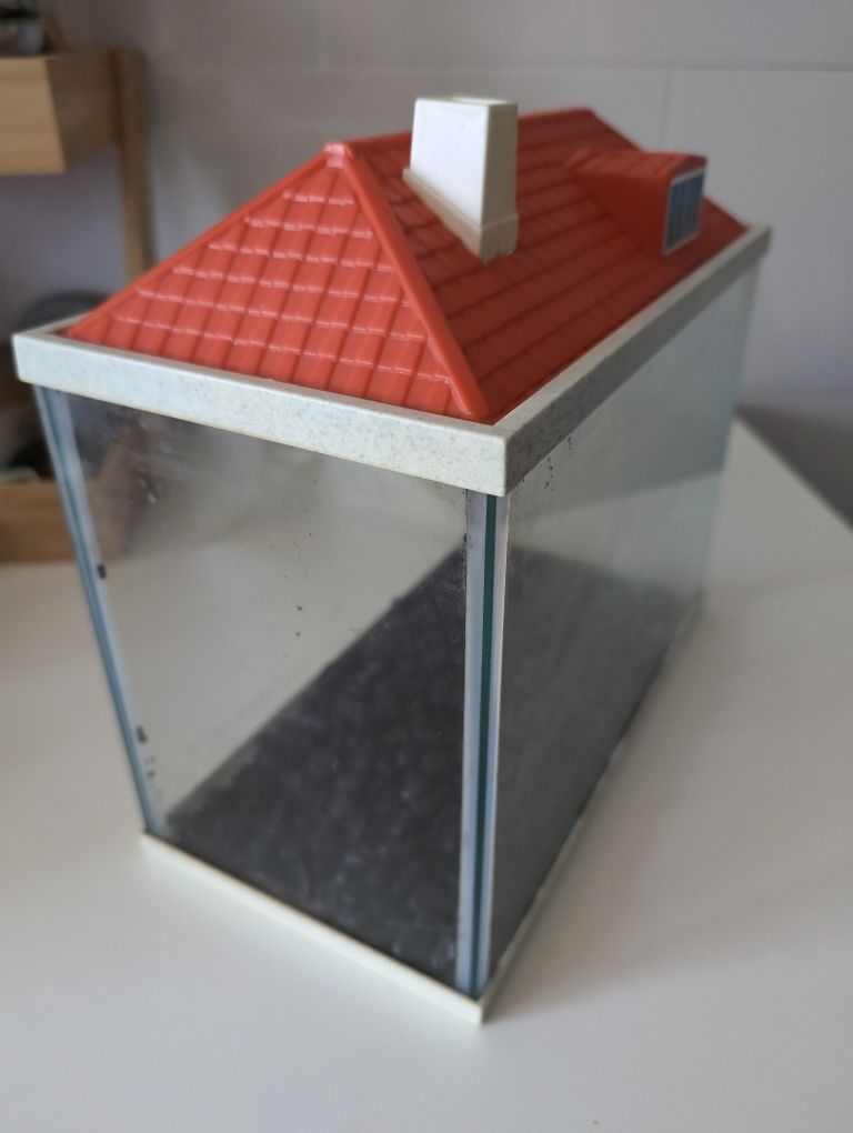 Aquário casa com pedras