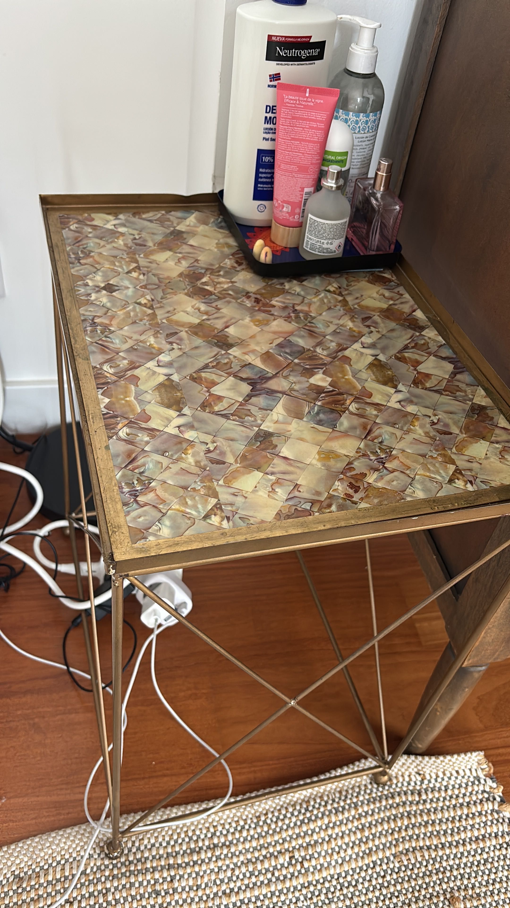 Mesa auxiliar com desenho geométrico
