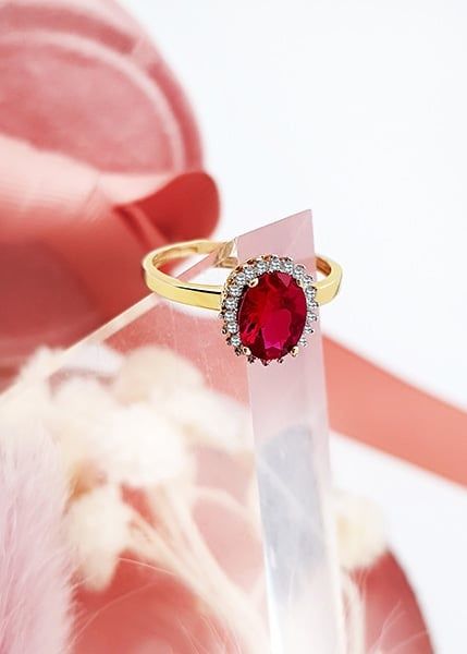 Złoty pierścionek z różowym oczkiem