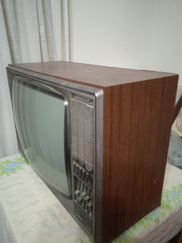 Televisão muito antiga, mas em bom estado