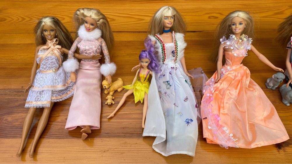 Lote de bonecas estilo Barbie com roupas e acessórios