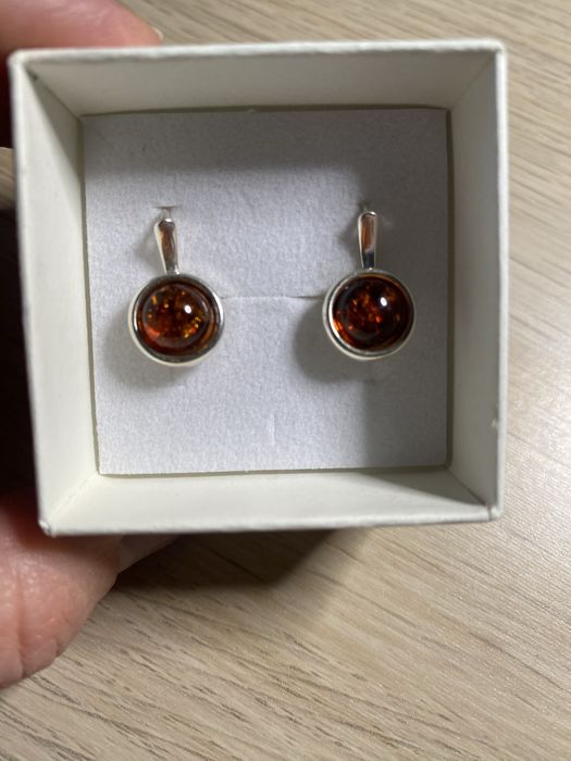 Srebrne kolczyki z bursztynem koniakowym