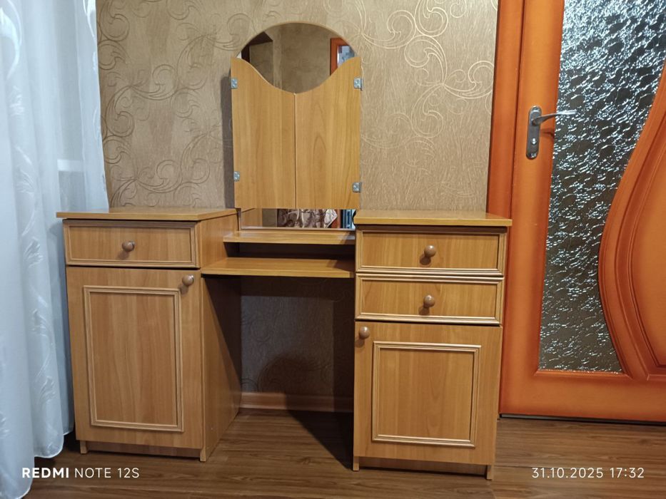 Продам тумбу з зеркалом