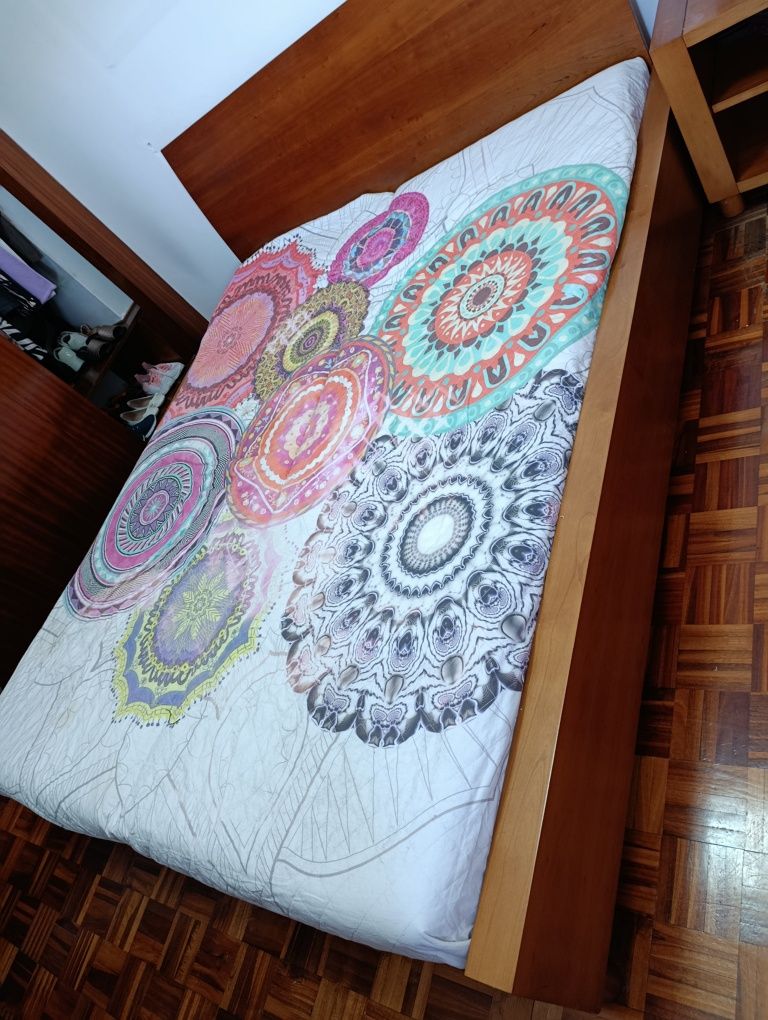 Cama de casal em Madeira
