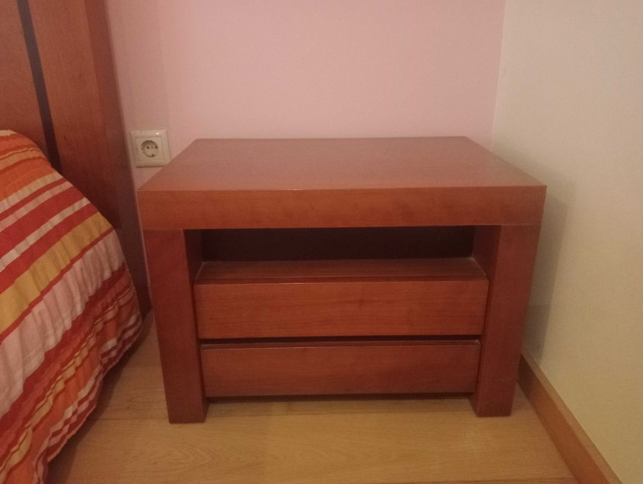 Mobília de quarto em cerejeira com frisos em wengue