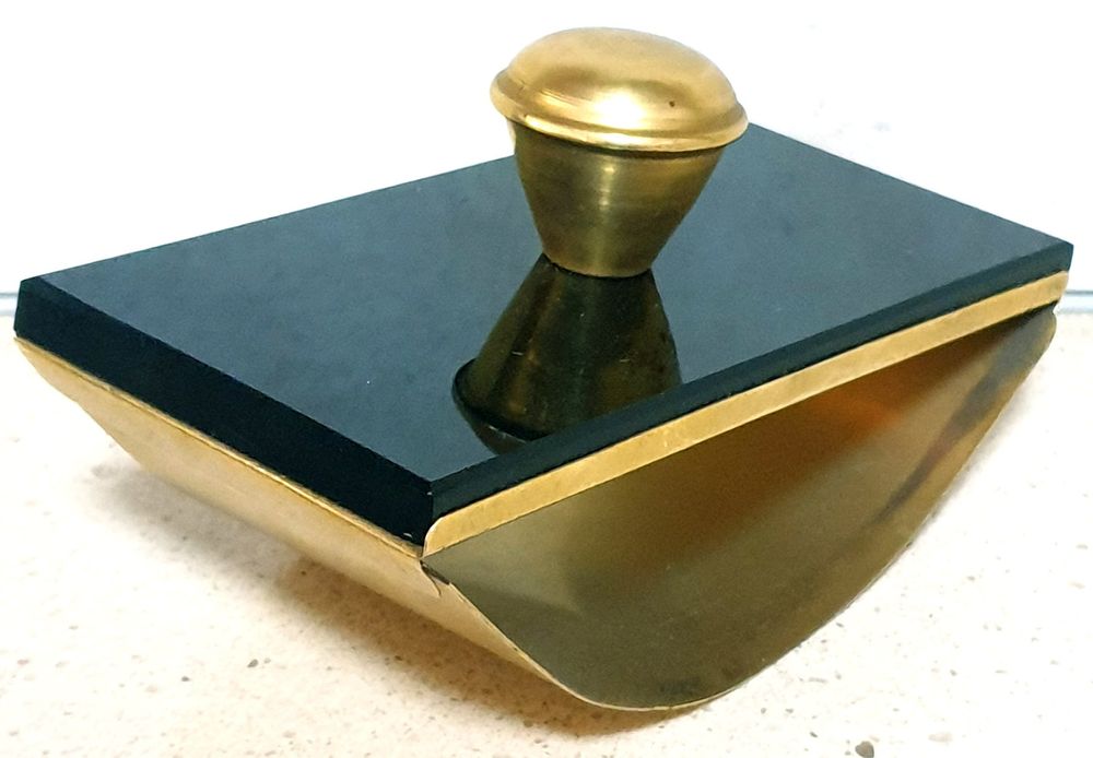 Antigo Mata Borrão em latão e vidro preto