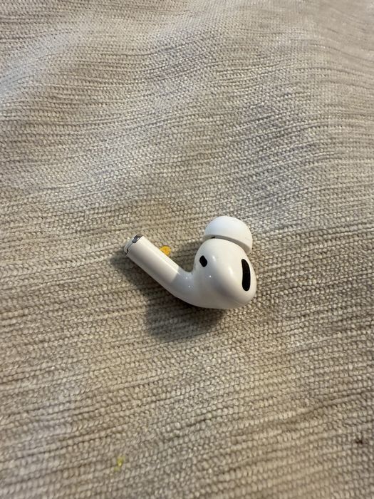 Продам один правий навушник airpods pro 1 a2083