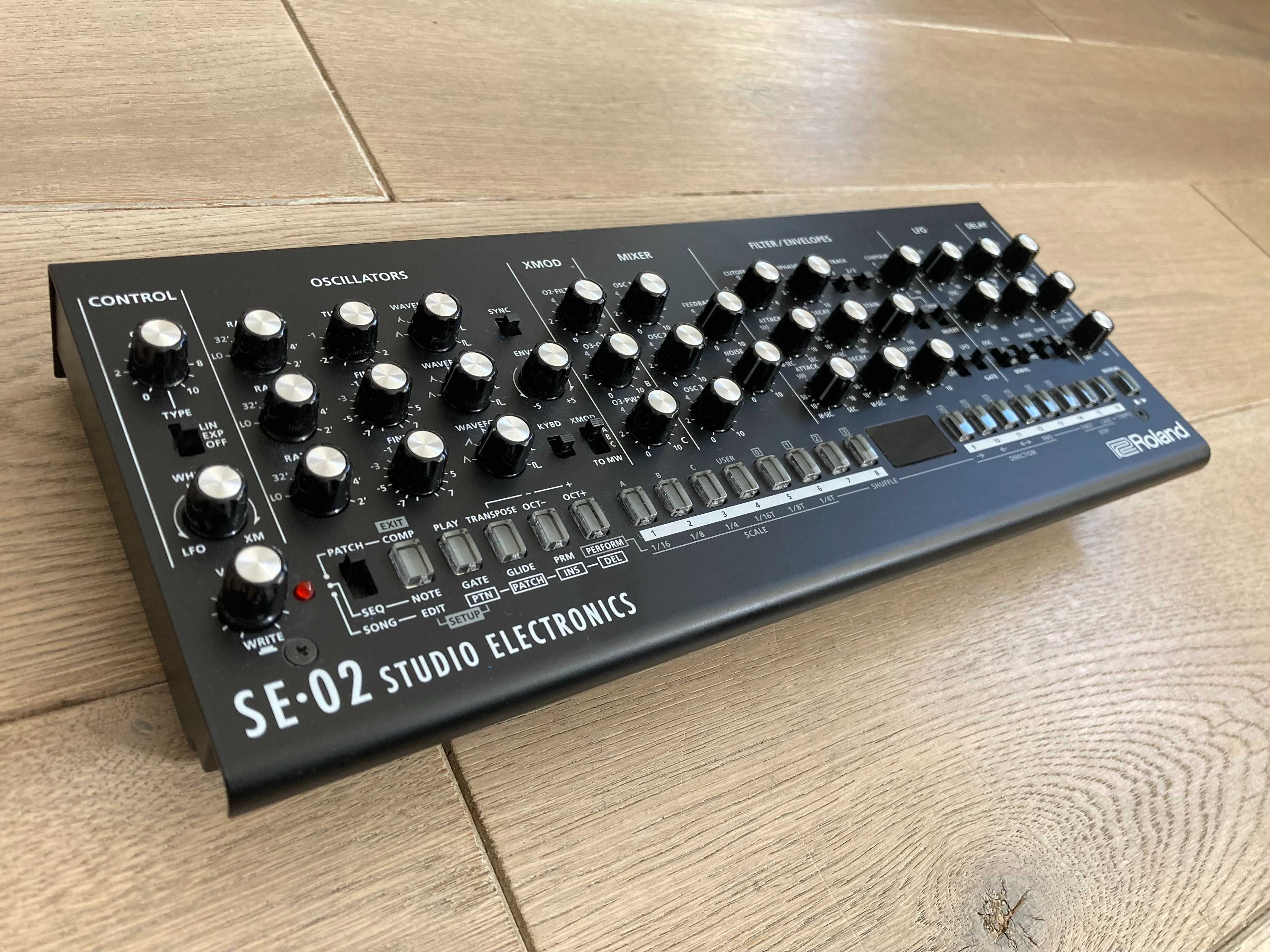 Syntezator analogowy Roland SE-02