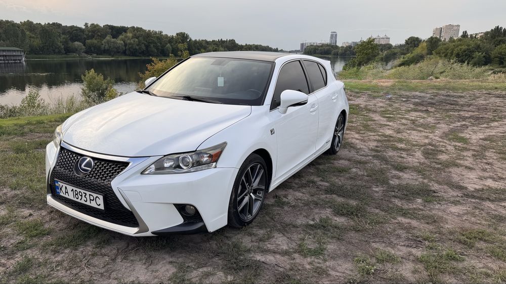 Продам Lexus ct200h