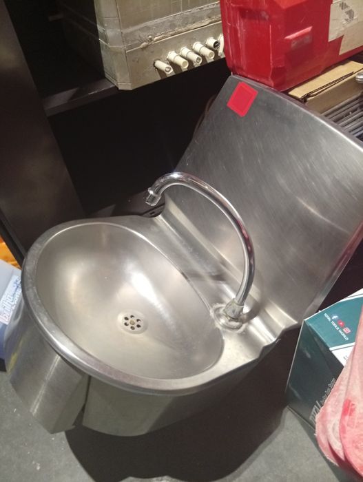 Lava mãos em inox com resguardo parede