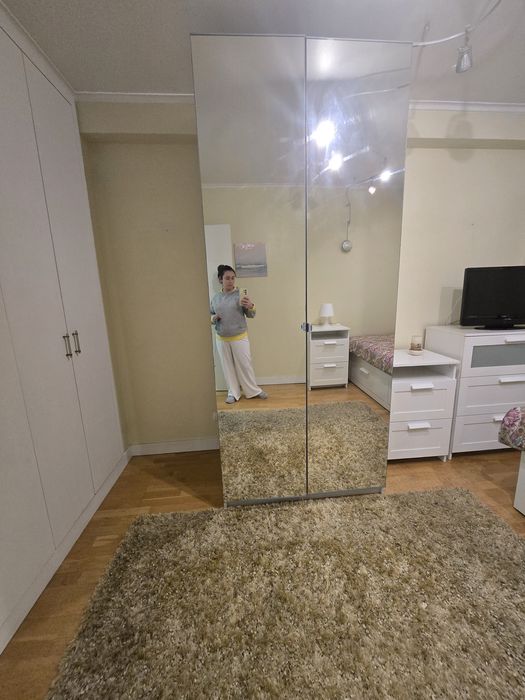 Guarda fatos espelhado