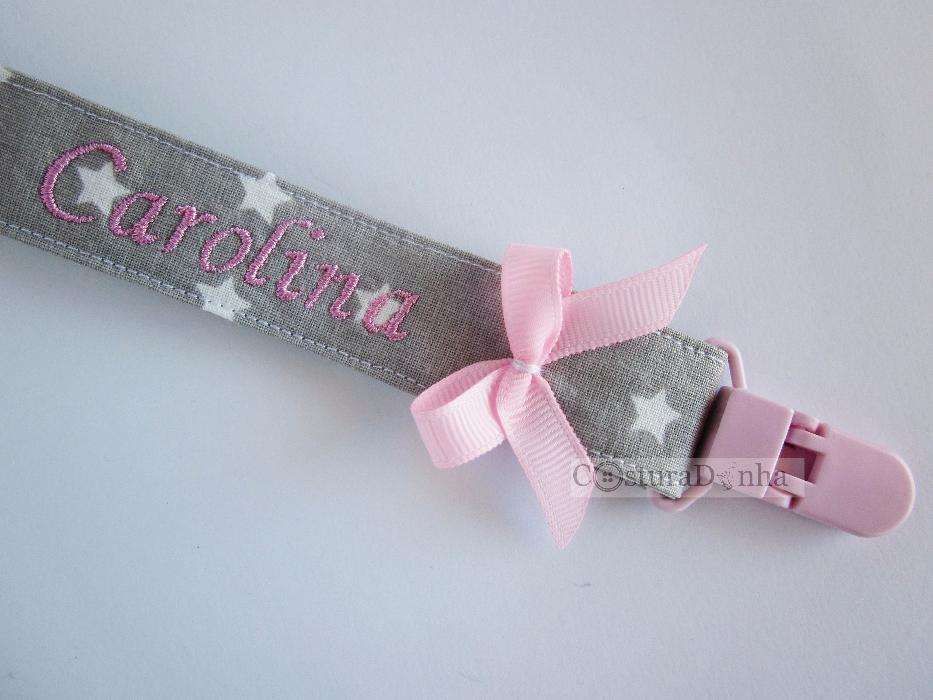 Prende chucha personalizada com nome bordado - Baby Shower