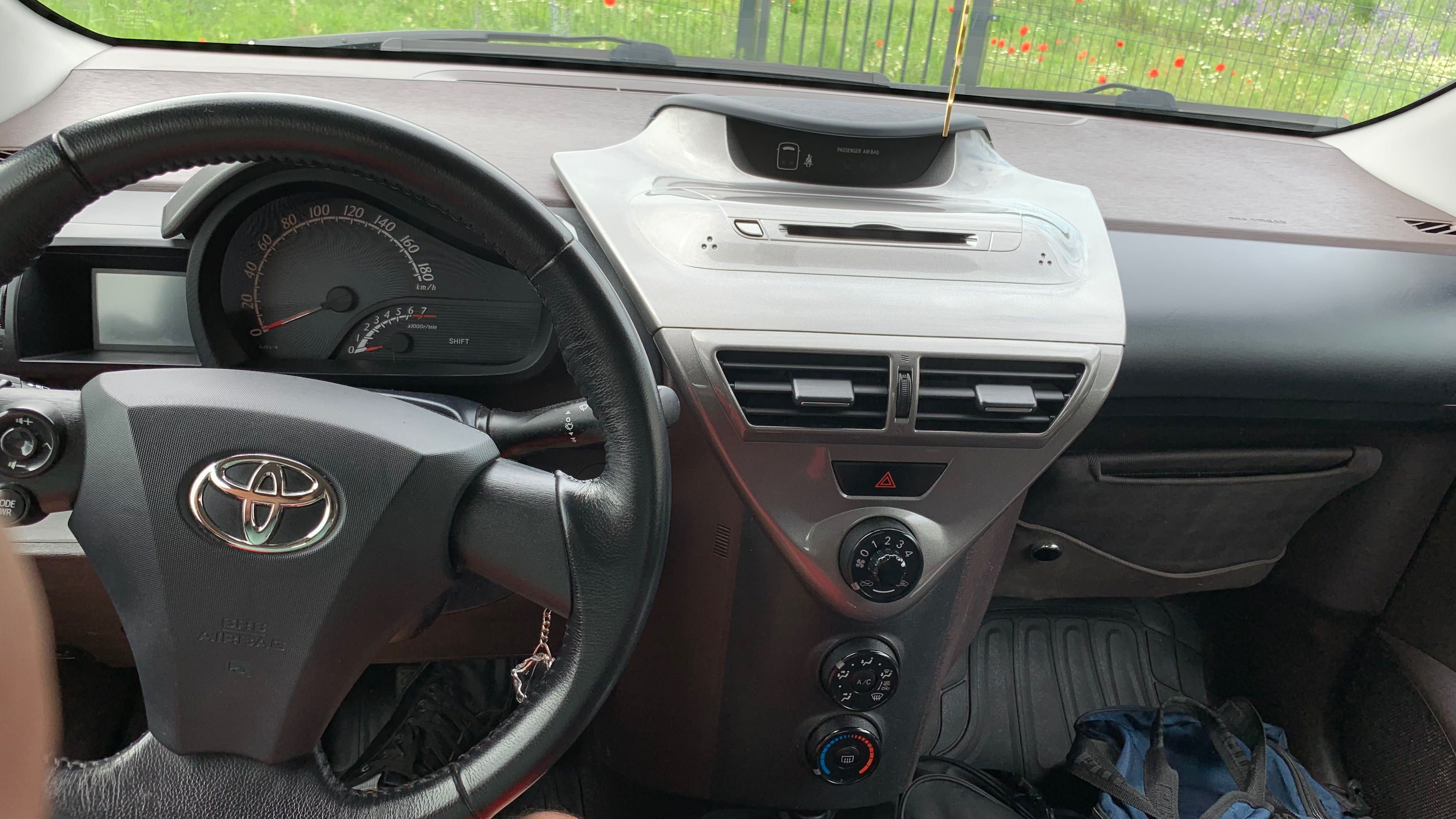 Toyota iq bezwypadek 1,0benz 79tys przeb śliczna