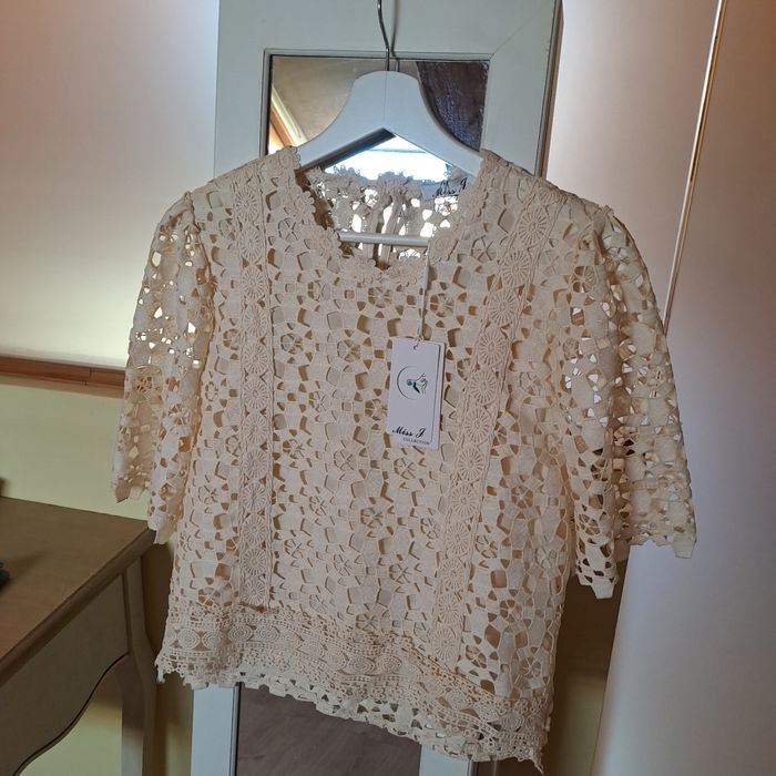 Blusa branca e creme