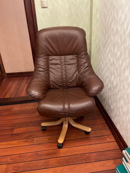 Fotel skorzany prezesa na kolkach biurowy