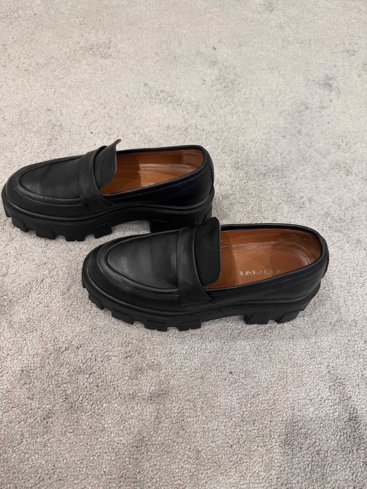 Чорні шкіряні лофери 40 розмір