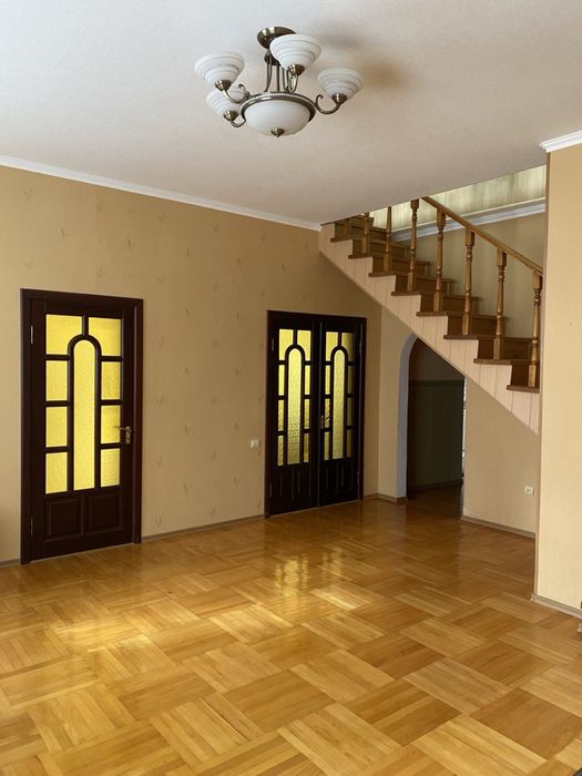 Продається двоповерховий будинок у місті Берестин.