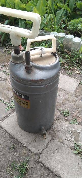 Продам опрыскиватель раритетный.