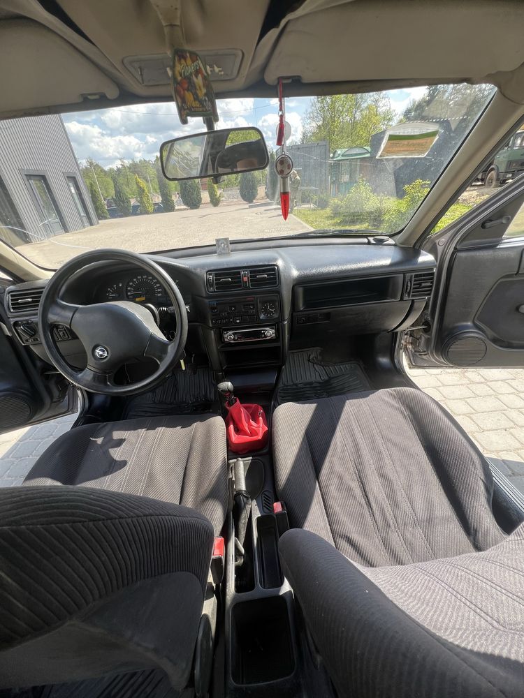 Opel vectra b 1.8 бензин