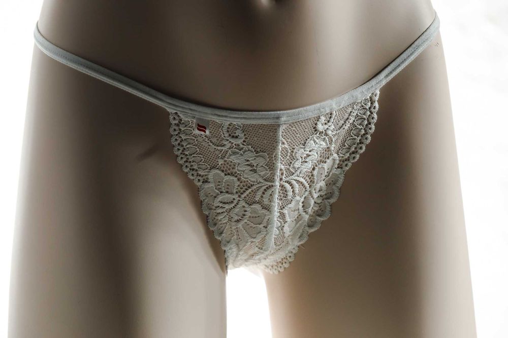 koronkowe białe stringi Obsessive S/M