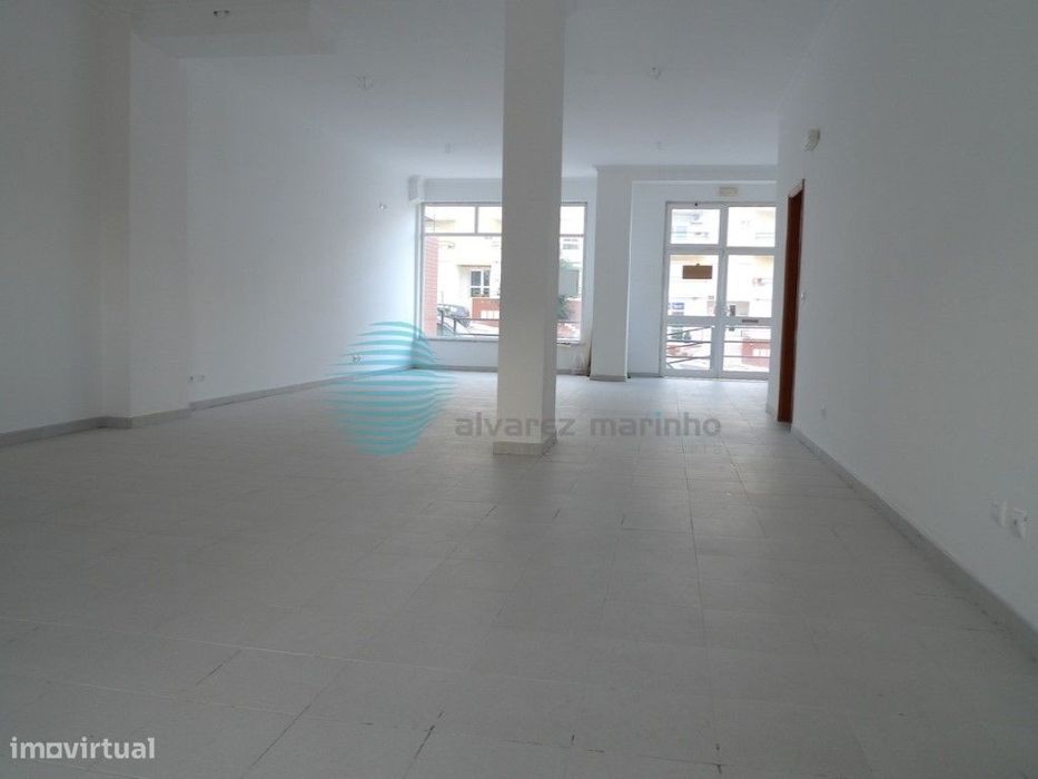 Espaço comercial com 97,75 m2 de loja e 100 m2 de terraço