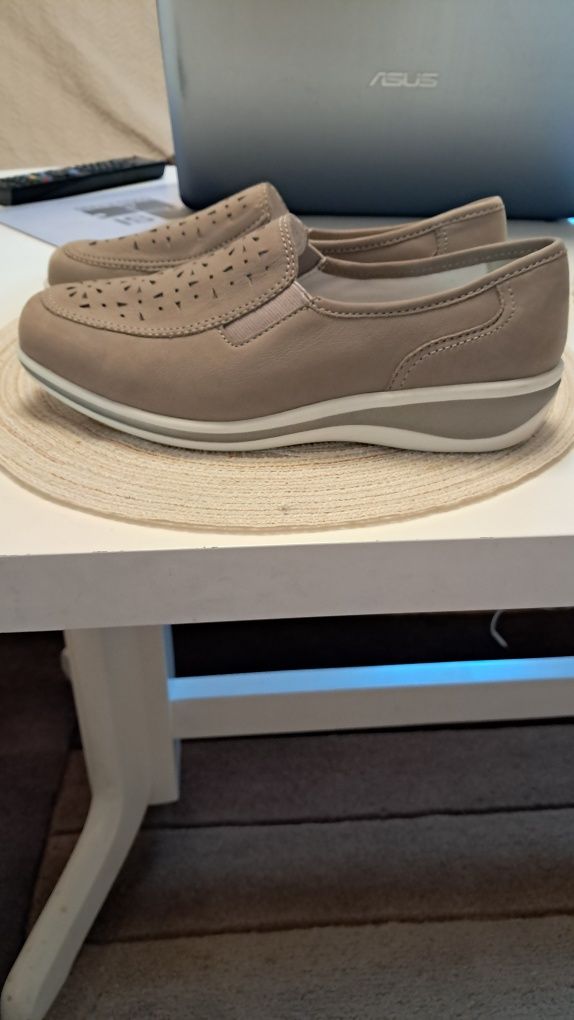 Nowe ,skórzane buty firmy Medicus  roz.38