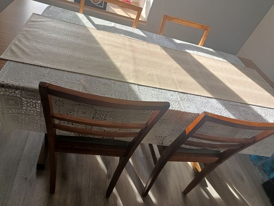 Stół i  cztery krzesła