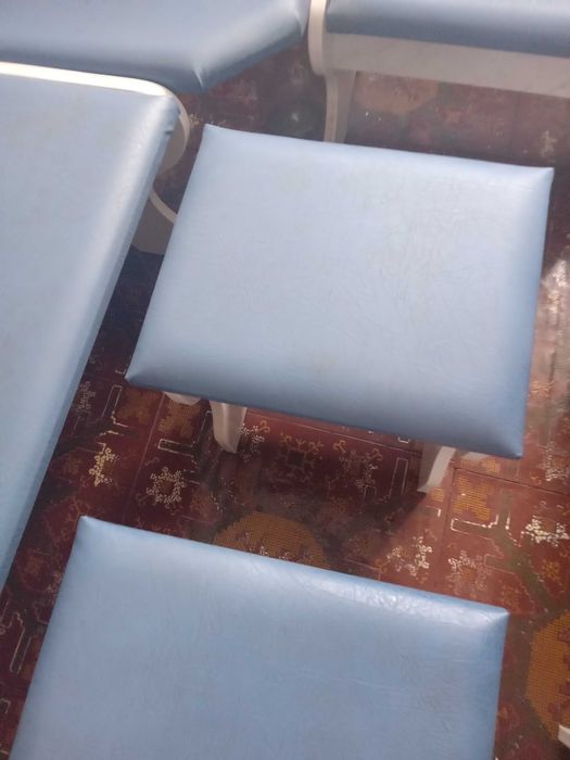 Продаю мягкий уголок на кухню, стол, два пуфика.