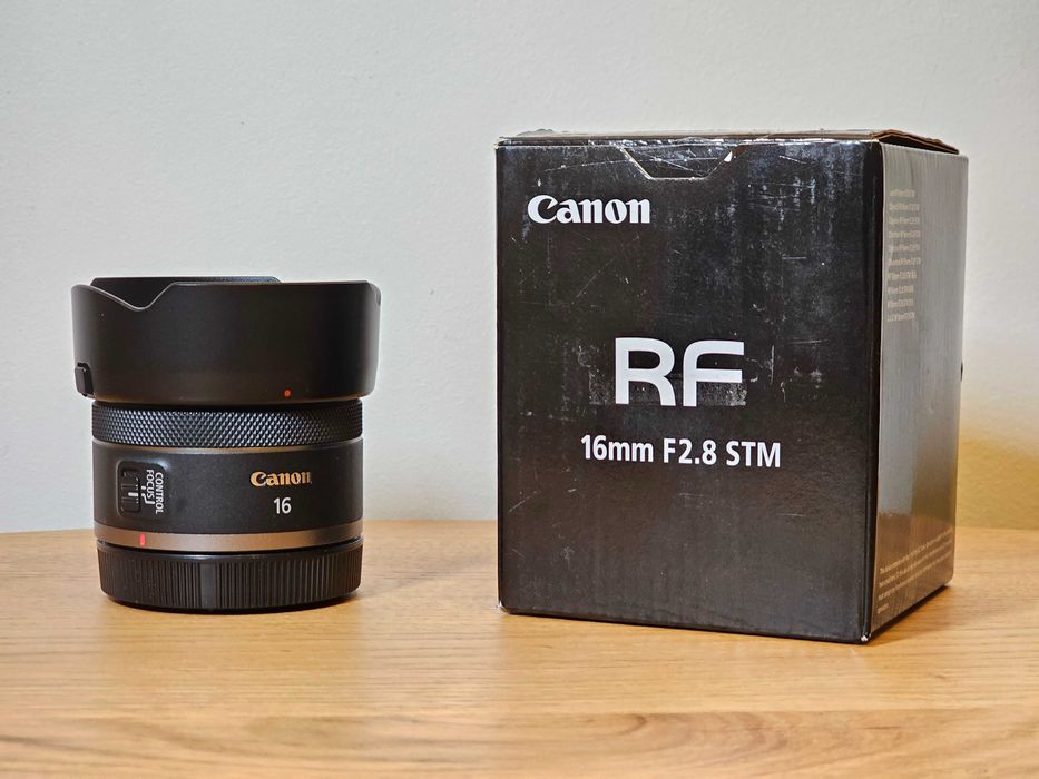 Об'єктив Canon RF 16mm f/2.8 STM + бленда