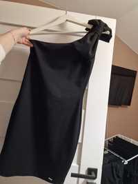 Czarna sukienka na jedno ramie