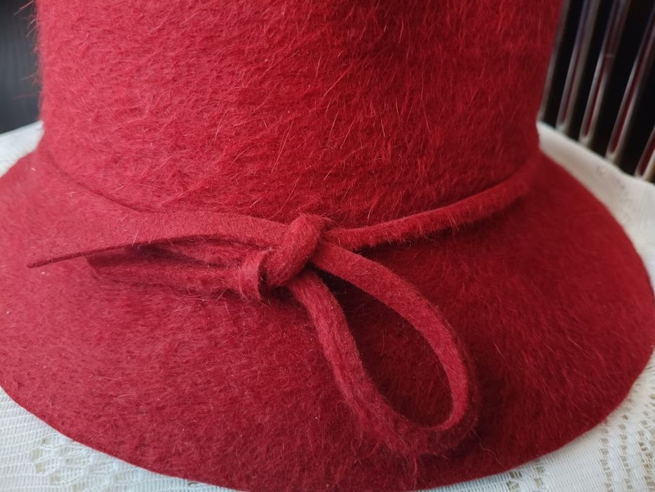 Kapelusz ręcznie robiony.