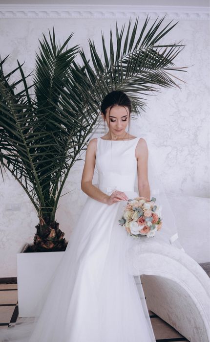 Весільна сукня з атласу ( колір молочний, не білосніжно біла)