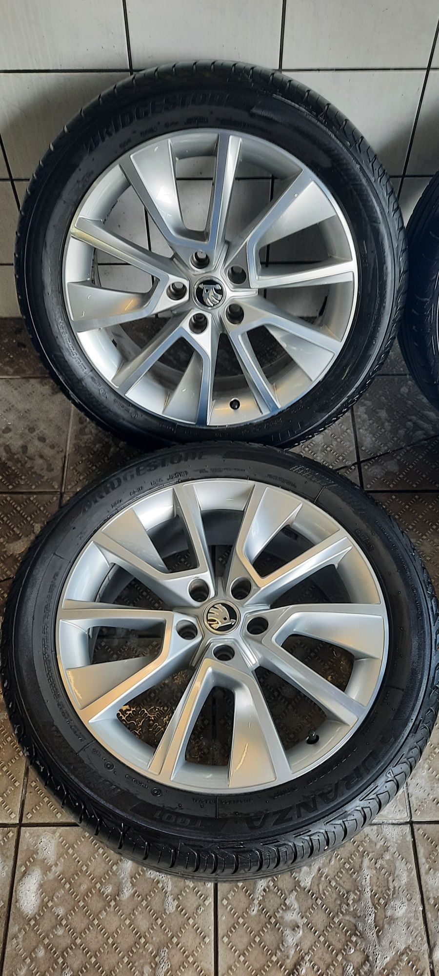 Felgi oryginalne Skoda 18" z letnimi oponami Bridgestone