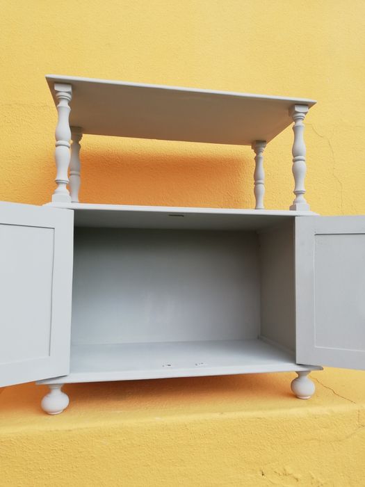 Pequeno móvel para hall