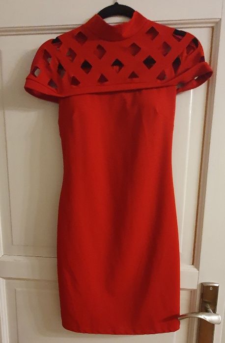Czerwona sukienka o ciekawym wykończeniu