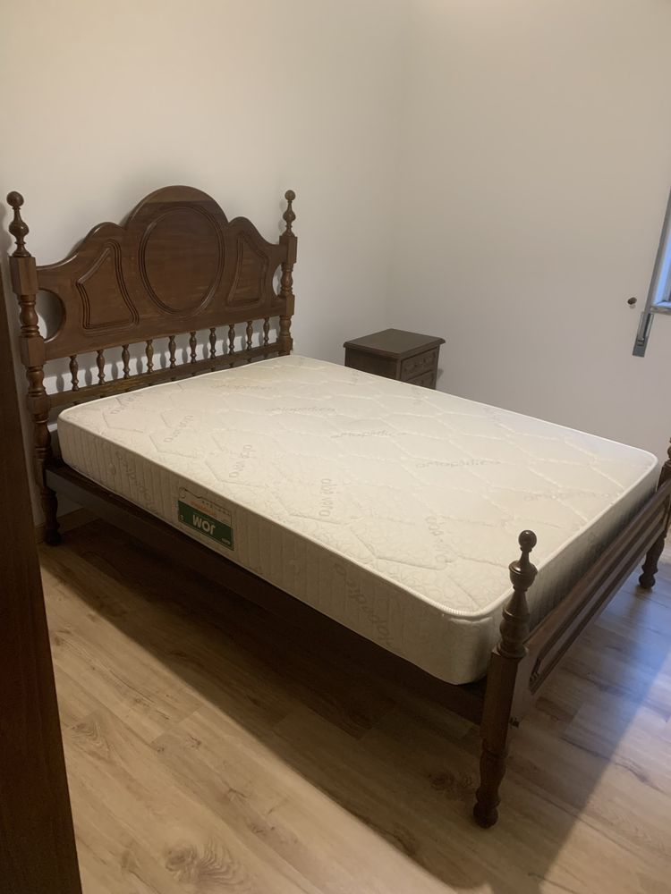 Cama de casal + mesa de cabeceira