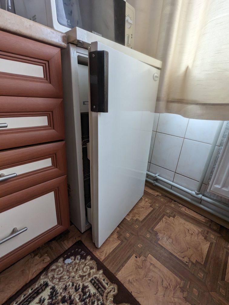 Холодильник з морозильною камерою Juno