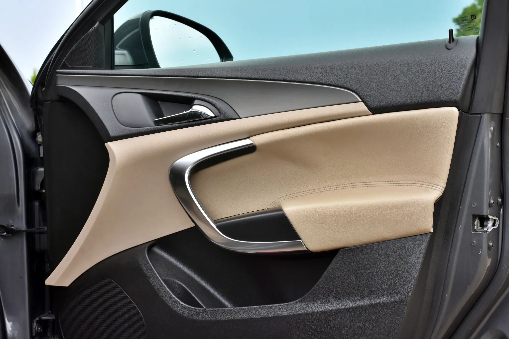 Opel Insignia bogata wersja: beżowe skóry, Alu 18", Navi, el. siedzenia z pamięcią