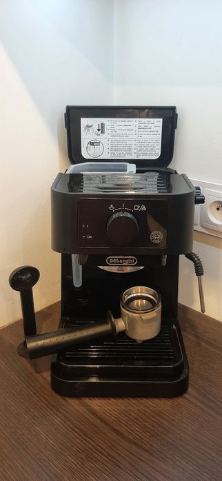 Ekspres ciśnieniowy do kawy DeLonghi ze spieniaczem do mleka