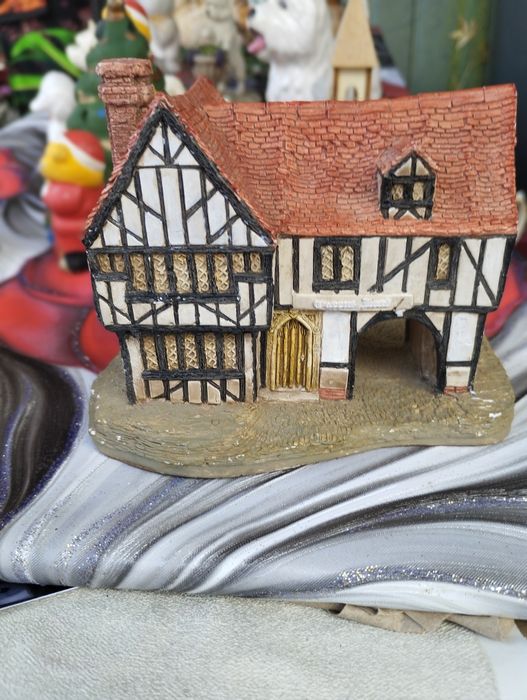 Статуетка. Скульптура домік.