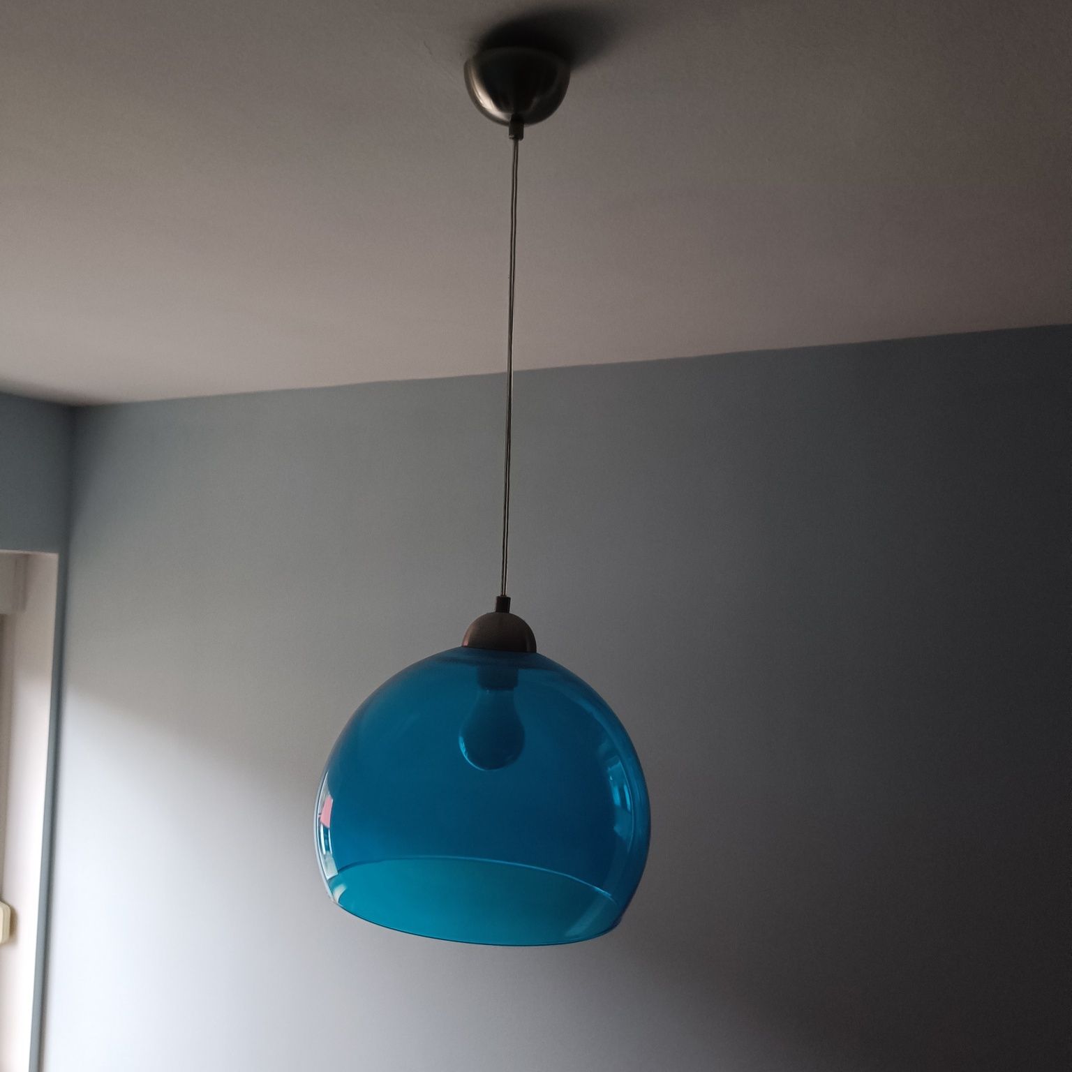 Lampa wisząca z niebieskim kloszem