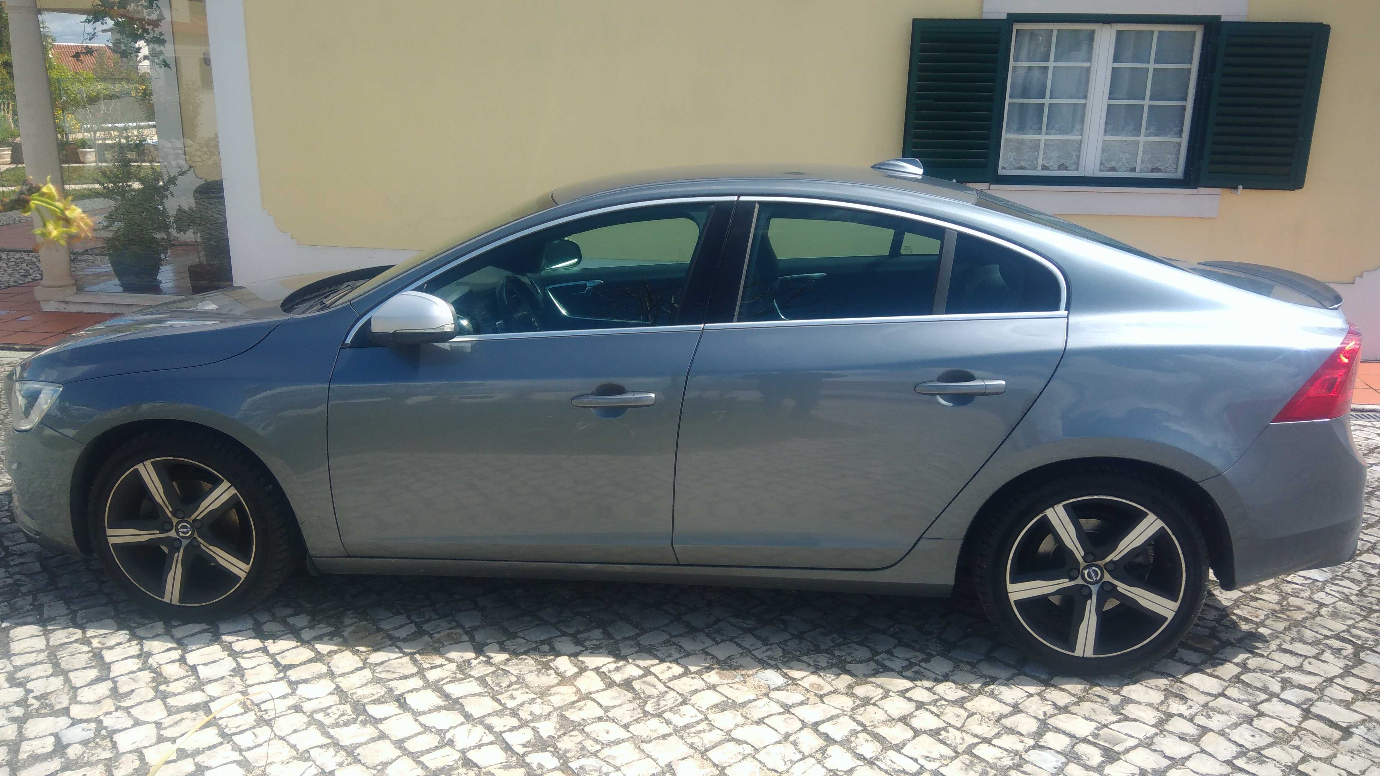 Volvo S60 D4 R-Design com 190cv. Modelo exclusivo.